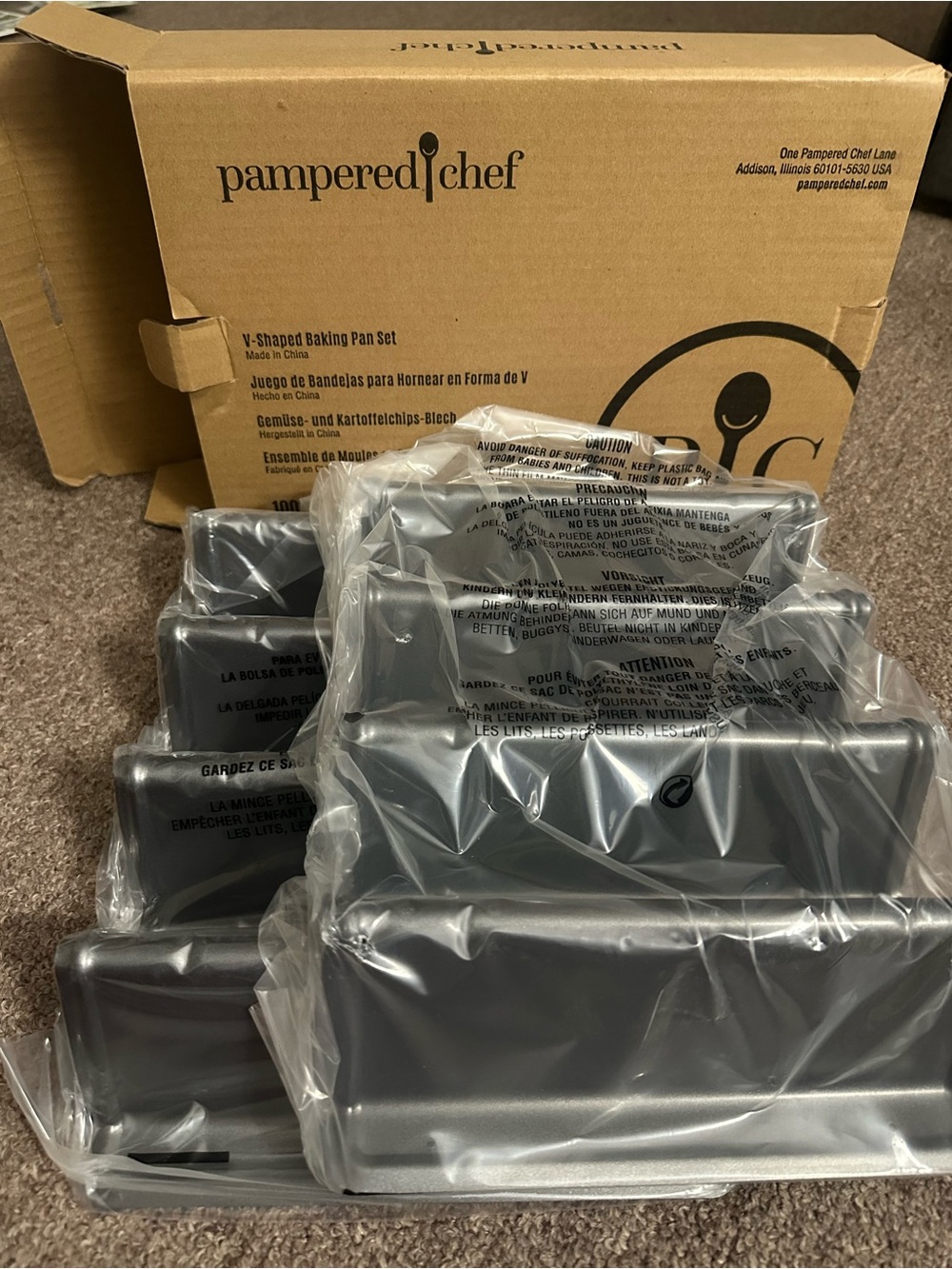 Pampered Chef V-Shaped Baking Pan Set - Brand New